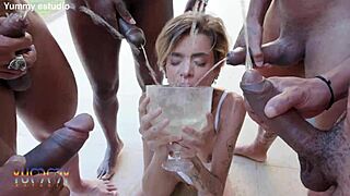 Unersättliche Russah nimmt 5 Kerle für wilde Action! 🔥