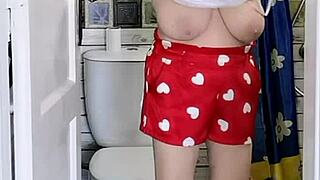 En dag med bedstemor MariaOld: Kigger på toilet og aftens håndarbejde