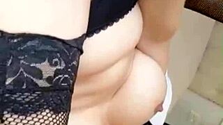 嘿，看这个自慰合集，大奶子棕发美女Sapphire达到狂野高潮！