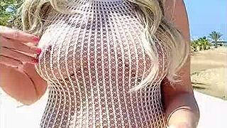 Blondýnka v průhledných šatech bez prádla na veřejnosti