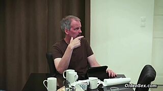 Tínedžerka zvádza nevlastného otca na kuchynský šuk