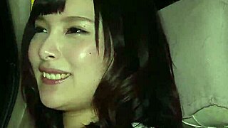 Apró japán tini 18+ szűz igazi orgazmust ér el vibrátorral az autóban 😍