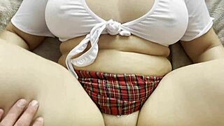 Зачуках заварената си сестра докато гледаше ТВ, напълних й тесната путка