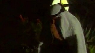 אנאל רטרו של קריסטינה בלאנובה עם חבר במוסך