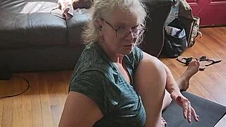 Πρωινή Γιόγκα με Καυτή Ώριμη MILF - Θες να Συμμετάσχεις στο Τέντωμά Της;