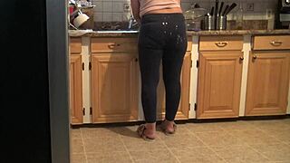 トルコ人の継母の大きなお尻に射精しそうで危うくバレる