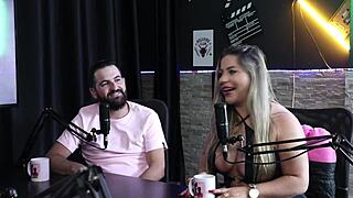 Ela se cítí žárlivě, ale její manžel ji nenechá zatoulat, šuká análně v autě s Juli Figueiró a Felipe Larrossa.