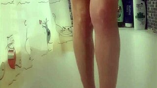 Zašto ova bujna tinejdžerka 18+ pere svoje savršene noge tako zavodljivo u tušu?