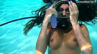 Nora Shmandora knepper sig selv under vand med lilla dildo