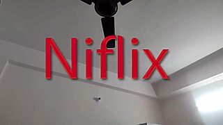 Uomo Indiano Arrapato Usa Dildo Vibratore sulla Sua Ragazza Sexy Prima di Scoparla Forte in Doggystyle