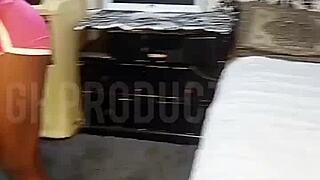 Neuredna tinejdžerka 18+ duboko grli kurac s pljuvanjem