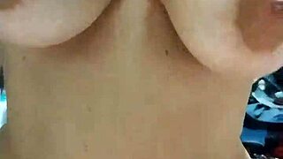 Milf sa velikim krivudavim dupetom i ogromnim sisama u kućnom videu izgleda fantastično