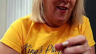 Bestemor sluker svart kuk mens ektemannen ser sjokkert på