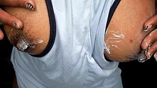 Ebony szépség csábít hatalmas cicikkel az arcodba