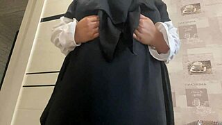 أم سورية في بناطيل مثيرة تلمس كسها الرطب بجرأة في سولو حار.