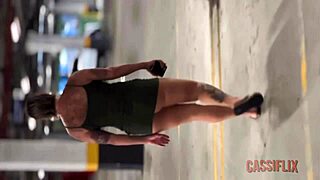 嘿，在车里给一个家伙秀骚逼，然后他猛操我！