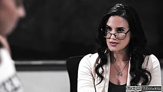 Млада навијачица буши пасторка за боље оцене