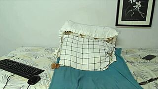 커브 있고 귀여운 18+가 큰 엉덩이랑 보지 입술 트워크해 솔로 😏