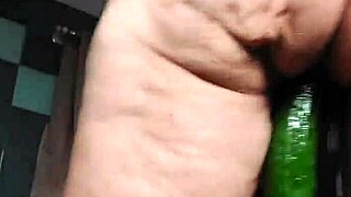 德国奶奶荡妇用黄瓜操毛茸茸阴道