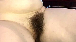 Hairypussyangel 用剃刀剃毛茸茸的阴部和屁眼