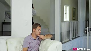 Büyük memeli kadınlar ev misafirini eğlendiriyor!