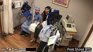 Porjavljena Eliza Shields stoka med analnim prstovanjem in igračami do orgazma