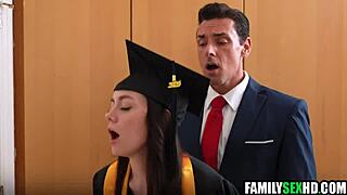 Смотрю, как куколд мачеха, пока отчим ебет падчерицу