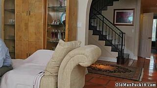 Sarışın Genç Yaşlı Adamı Yapışkan Mutlu Son İçin Yıkıyor.