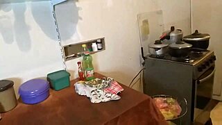 Nicole Visita Myke Brazil, Cucina Cena, Poi Offre Culo e Figa Stretto per Dolce