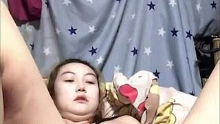 Sou uma garota amadora japonesa ficando excitada e esguichando na masturbação solo.