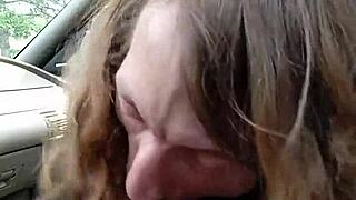 Παραδίδω βαθύ πρωινό πιπίλισμα στον φίλο στο στενό αυτοκίνητο