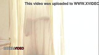 情熱的なJAVスターアメリ・コシカワが挑発的に脱ぎ、官能的な出会いへ