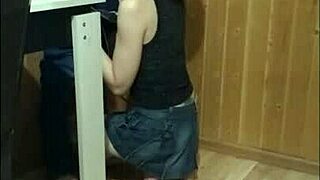 Mentre gli ospiti camminavano, ho fatto un pompino epico sul balcone