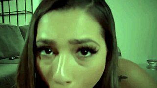 Soră vitregă tânără 18+ brunetă suge pula mare a fratelui vitreg pentru bani. E o afacere sălbatică.