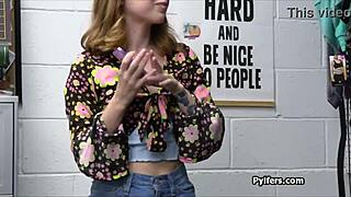 Ujeta pri kraji šminke, jo močno jebal v pisarni na skriti kameri.