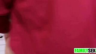 Stepdaughter Licik Entot Stepdad Saat Stepmom di Samping