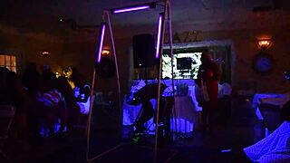 Мужской стриптизер светится в темноте, развлекая роговых MILF на дикой вечеринке