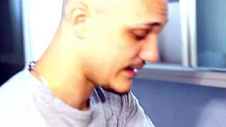 ハングボディビルダーが若い隣人をシャワーでオナニーしているところを捕まえる