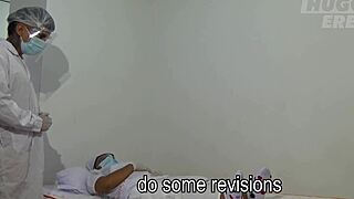 רופא פרואני נותן חיסון קורונה עם פעולת קרימפי גיי.