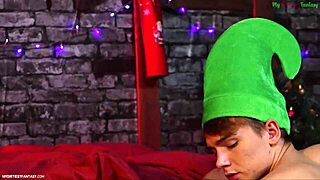 Το τρυπάκι της νεαρής ξωτικού χτυπιέται ωμό και γροθιάζεται από τον μυώδη Άγιο Βασίλη τα Χριστούγεννα