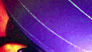 该死，我色情继母诱惑我，榨干我，展示她的骚逼和屁股，然后像真正的拉丁妓女一样舔干净，在纽约美国