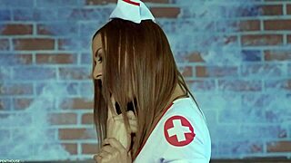 Poredna medicinska sestra Sarah Taylor hrepeni po doggystyle tolčenju od požrešnega pacienta na PenthouseGold.com.