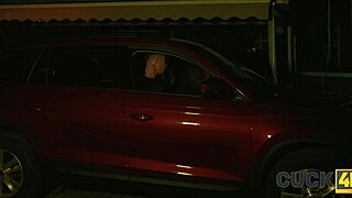 زوج تشيكي يشاهد زوجته المعصوبة العينين تُنيك من قبل رجل آخر