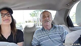 Акira Shell се чука от стар тип докато дядото гледа наблизо