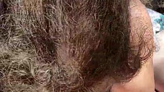 Oralni seks na otvorenom pali skrivenu želju u javnosti sa krivudavom BBW pod budnim očima