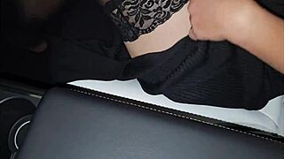 הרמתי בחורה סקסית במועדון כדי לחשוף במכונית שלי