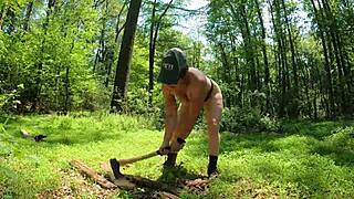 Wow, controlla questo culo grosso di taglialegna nudo nel bosco! 🌲