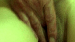 Kraljica Mona vezana tesno za grobo akcijo obraza in pičke. Njena evropska BDSM seja konča namočena v spermi.