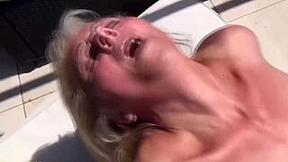 Wow, 73-ročná babička dostáva tvrdý fistovanie!