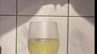 Močová kompilace šílenství! 11 videí čůrání do skla, na sebe, v punčochách, venku a mnohem víc!